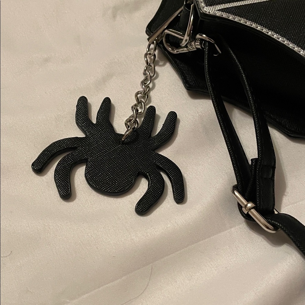 Spiderweb heart shaped cross body bag - Picture 3 of 4
